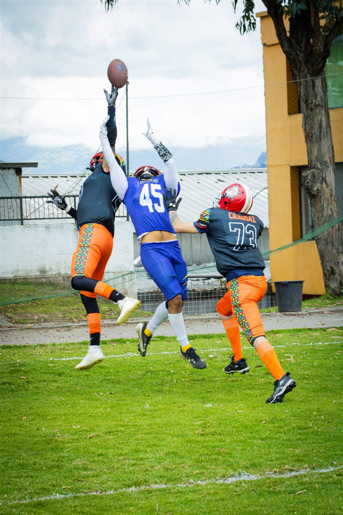 El balón, en lo más alto